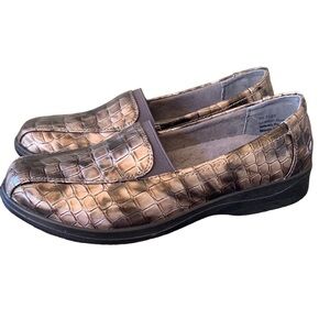 Easy Street Pewter Patent Leather Crocodile Gage Loafers‎ Size 8N NIB